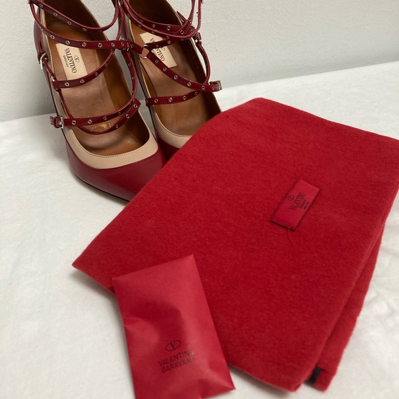 Valentino Garavani Love Latch Pump - Picture 8 of 14